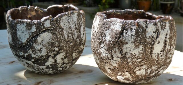 Bols en grès noir, porcelaine, émail rouge