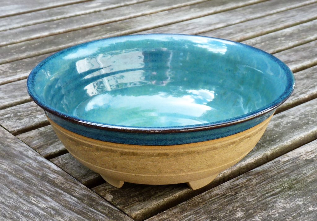 Grès roux, intérieur émaillé bleu, pied coupé. Grès roux, intérieur émaillé bleu, pied coupé.