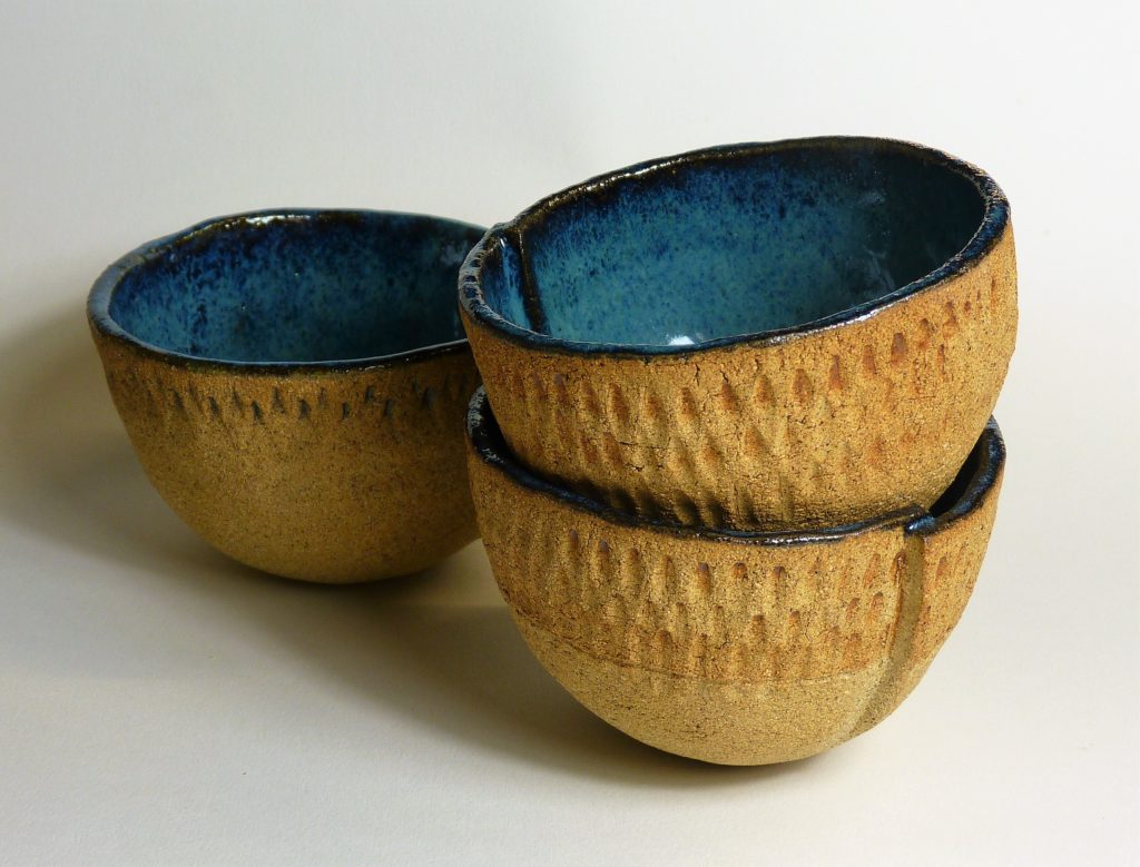 Petits bols gravés, grès roux décoré au jus, intérieur émaillé bleu - 9 x 7 cm Petits bols gravés, grès roux décoré au jus, intérieur émaillé bleu - 9 x 7 cm