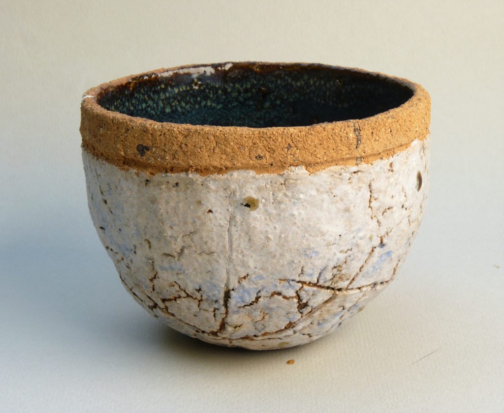 Grès craquelé engobé, intérieur émaillé bleu de fer - 8 x 11,5 cm Grès craquelé engobé, intérieur émaillé bleu de fer - 8 x 11,5 cm